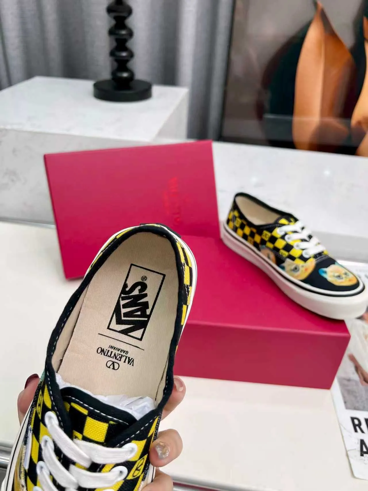 [Valentino Giving classic shoes a personality that spans the ages. Many celebrities - Jolin Tsai. Yang Zi. Liu Wen. Ma Baiquan. Choi Soobin. freen. Song Zuer. JJ Lin. zel. Cecilia Cheung. shark. Xin Yunlai...same style.